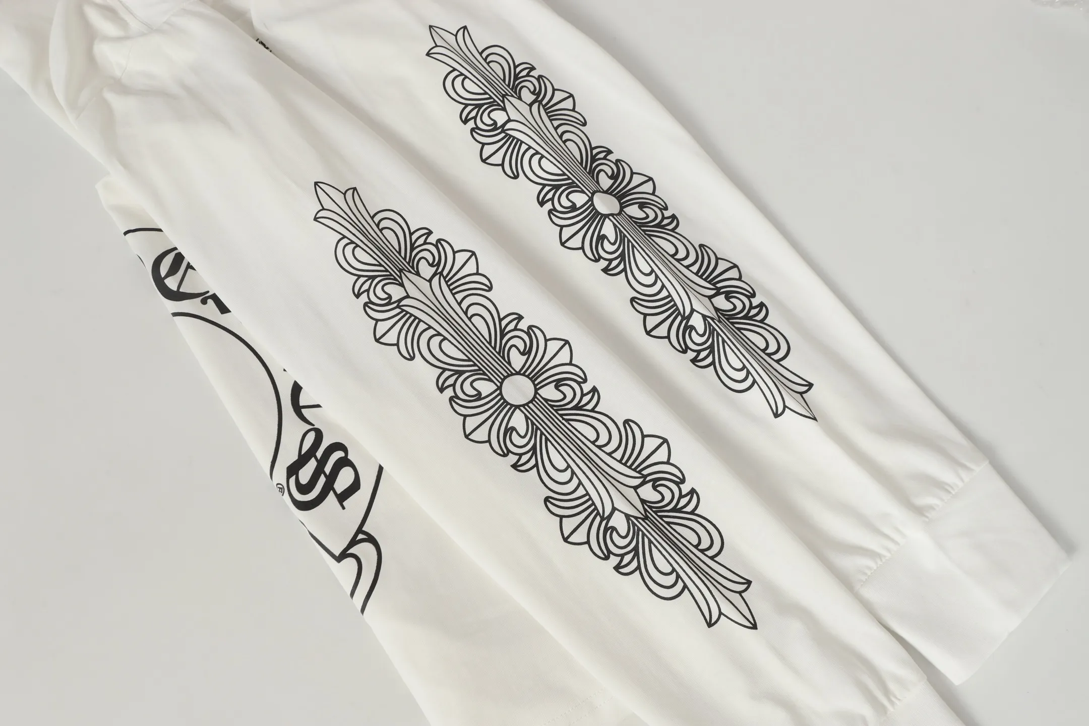 P150 cross-border model, please do not place an order if you pursue perfection -Chrome Hearts/Chrome Hearts 23ss scroll horseshoe Sanskrit printed popular long-sleeved T-shirt -High weight, high density and high quality, soft, delicate and skin-friendly wool, soft and silky to the touch, excellent warmth and skin-friendly properties -Customized weaving and dyeing, no color difference, no matter the fabric or workmanship details, beat the ordinary version on the market -Colour: black white -Size: S M L XL